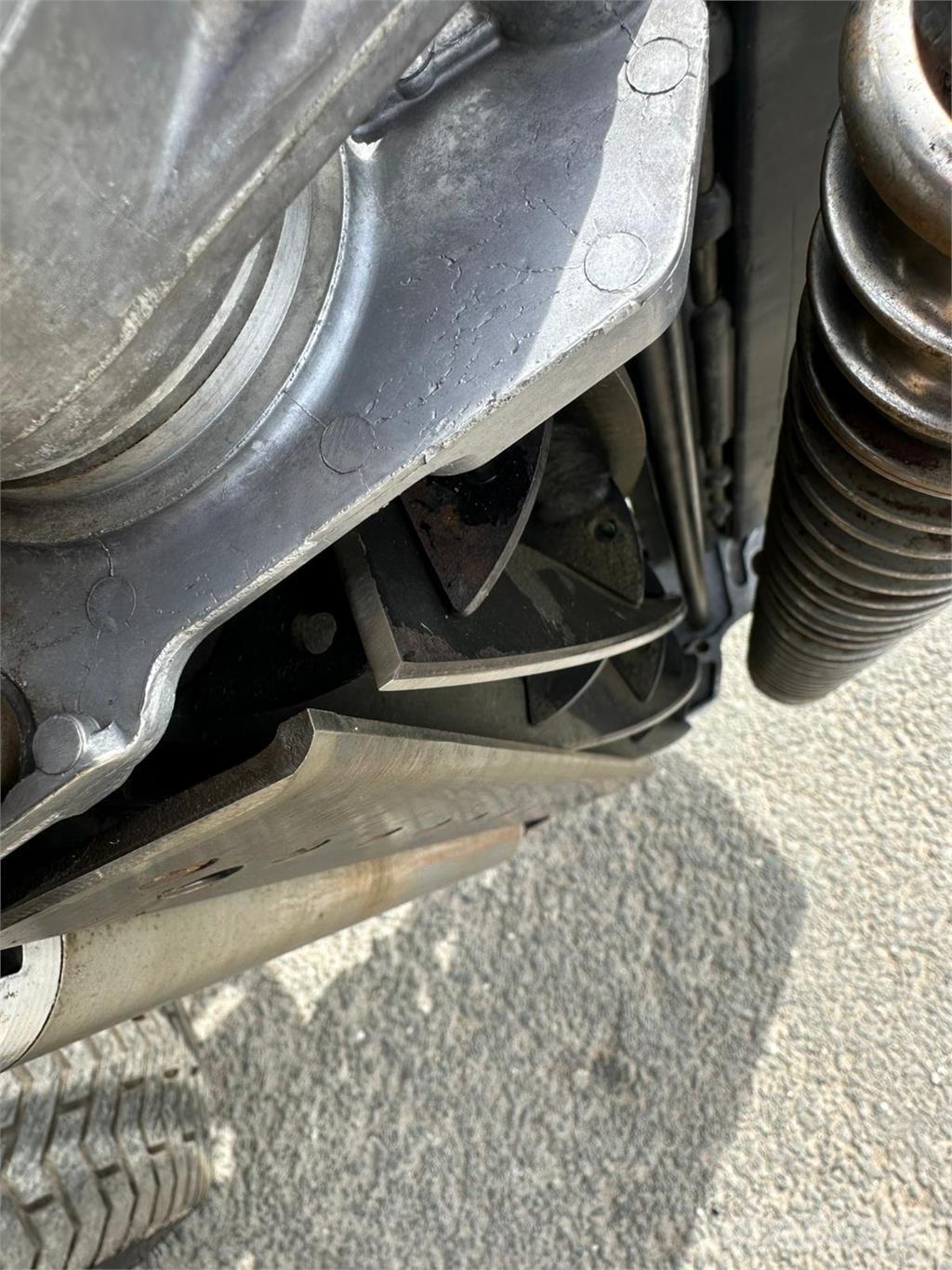 John Deere 7500AE جز العشب خلف الكهف