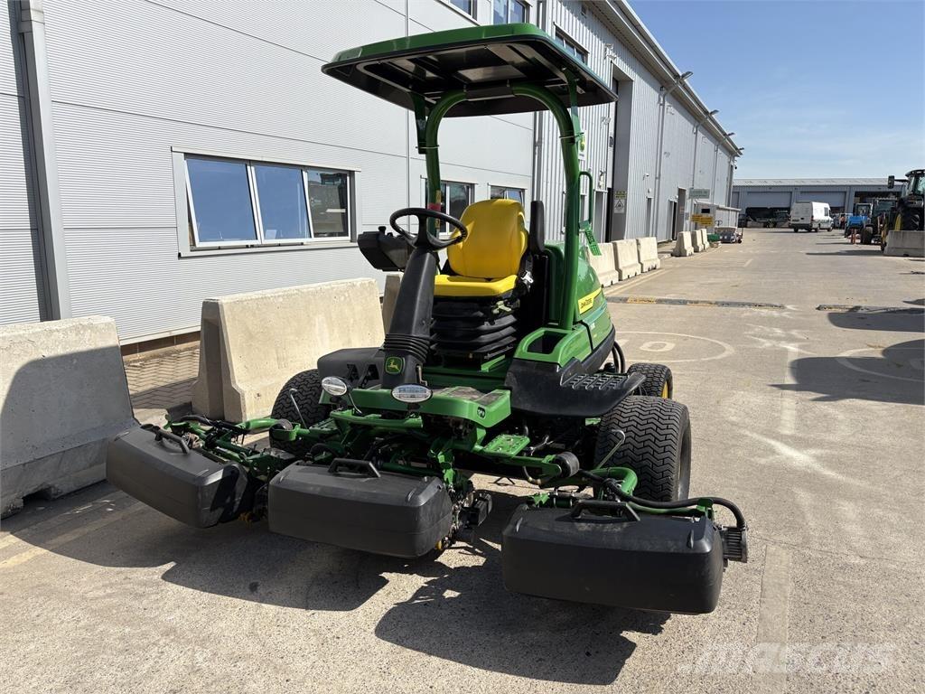 John Deere 7500AE جز العشب خلف الكهف