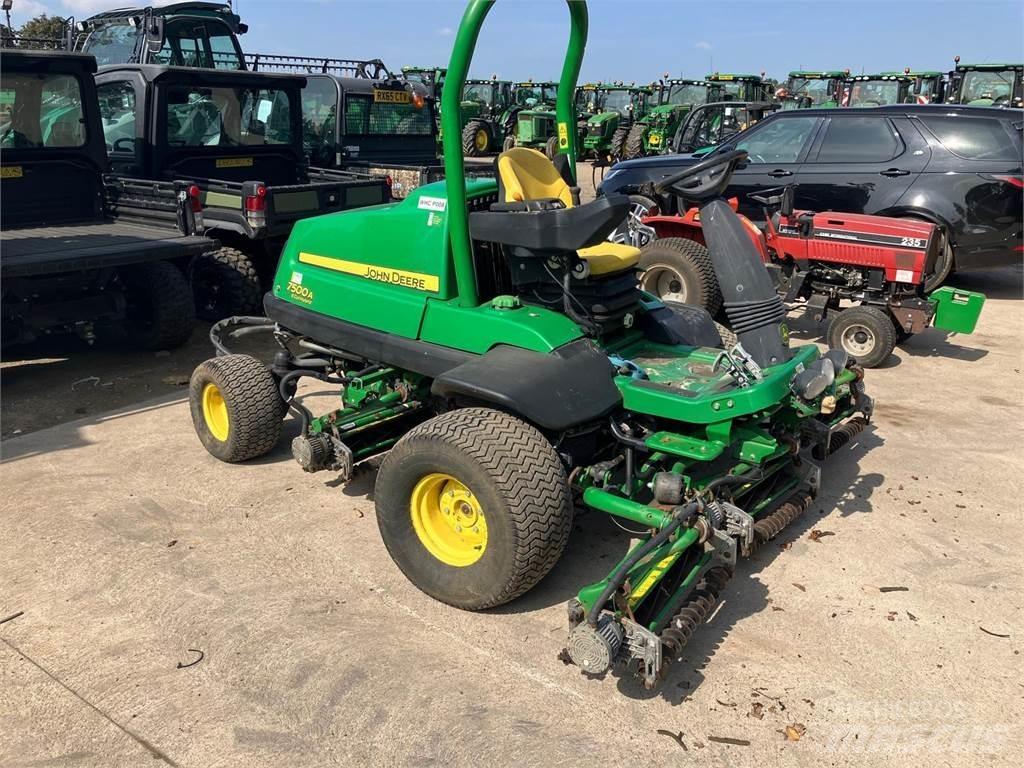 John Deere 7500AE جز العشب خلف الكهف
