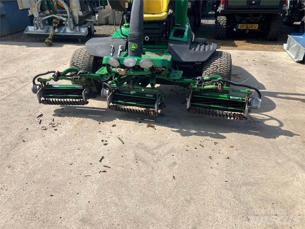 John Deere 7500AE جز العشب خلف الكهف