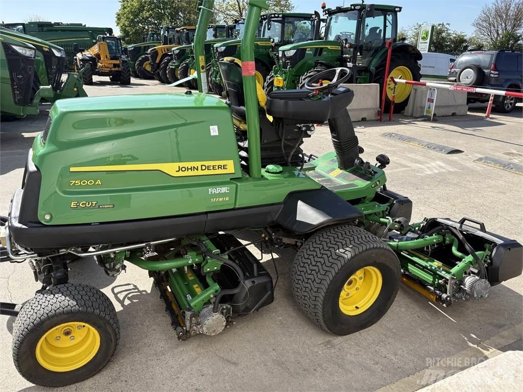 John Deere 7500AE جز العشب خلف الكهف