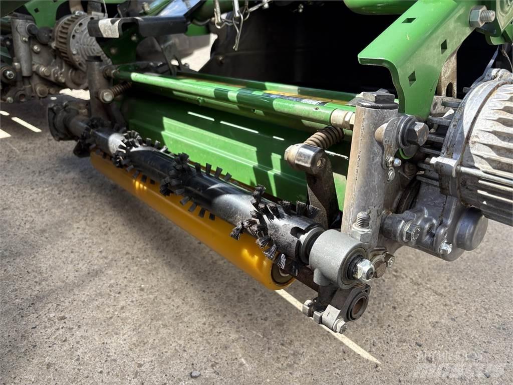 John Deere 7500AE جز العشب خلف الكهف