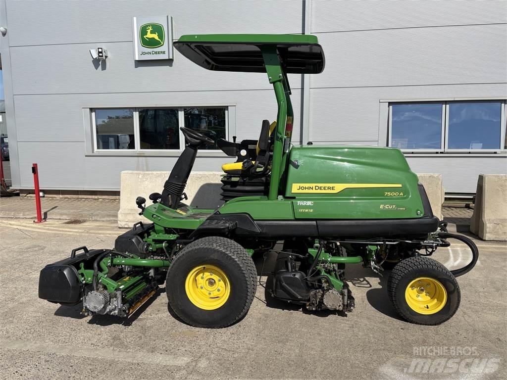 John Deere 7500AE جز العشب خلف الكهف