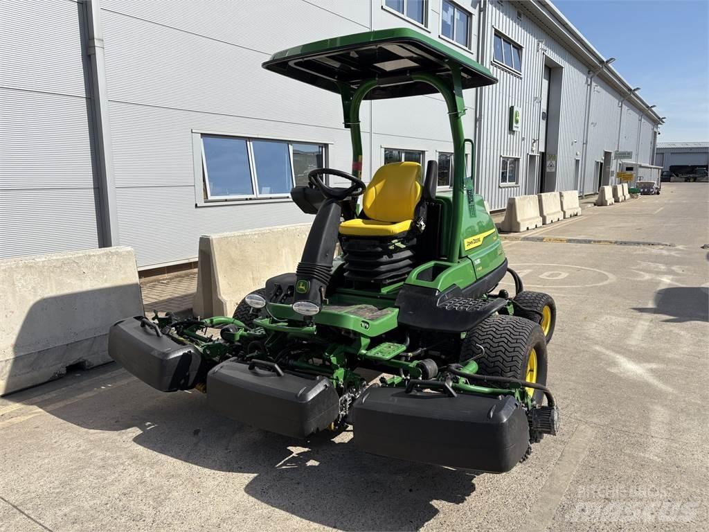 John Deere 7500AE جز العشب خلف الكهف
