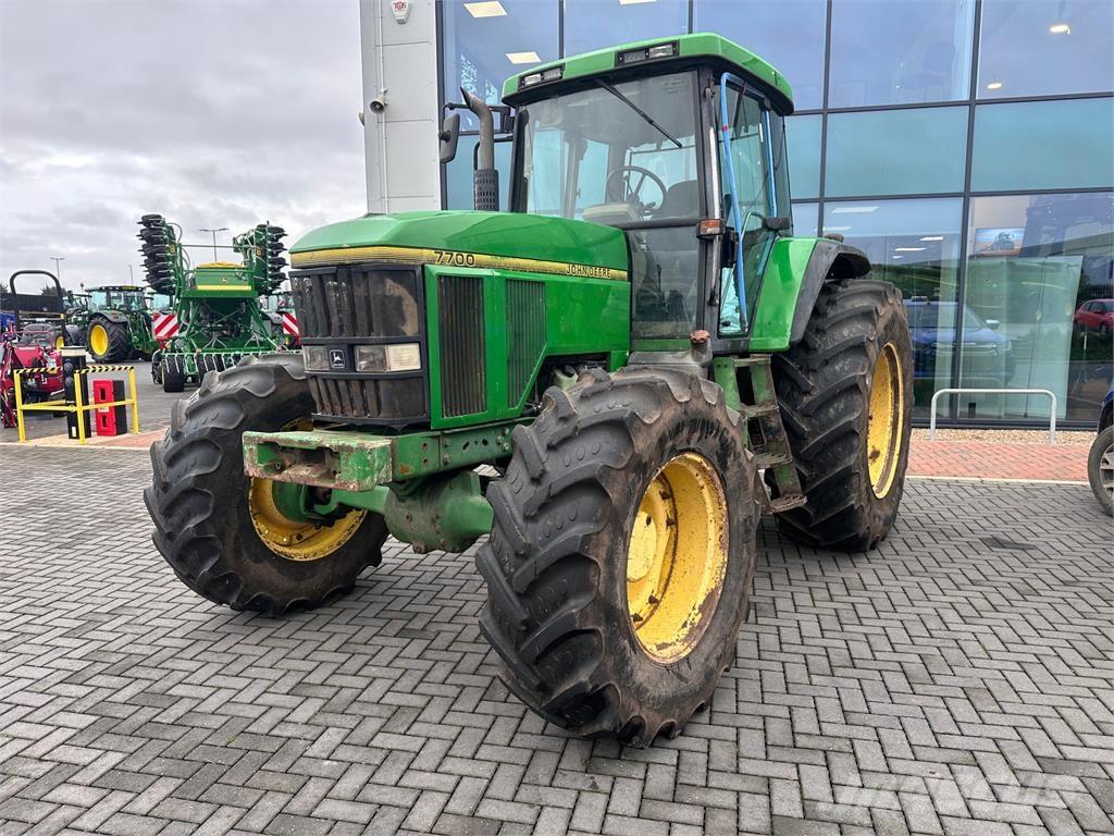 John Deere 7700 الجرارات