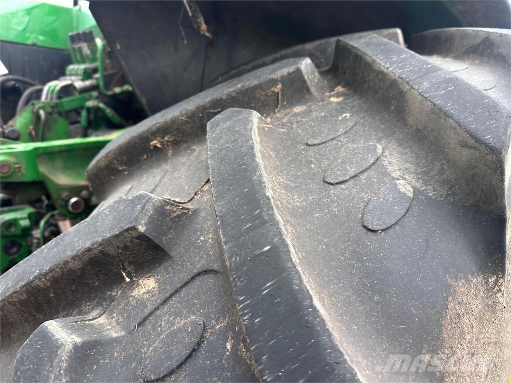 John Deere 7700 الجرارات