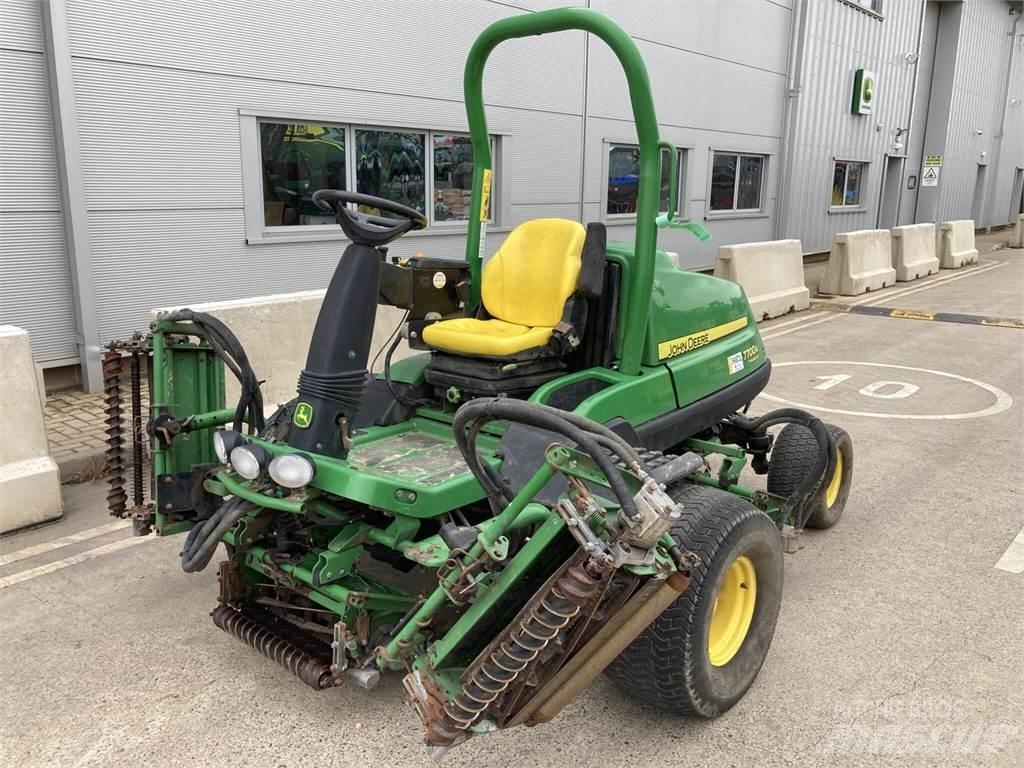 John Deere 7700A جز العشب خلف الكهف