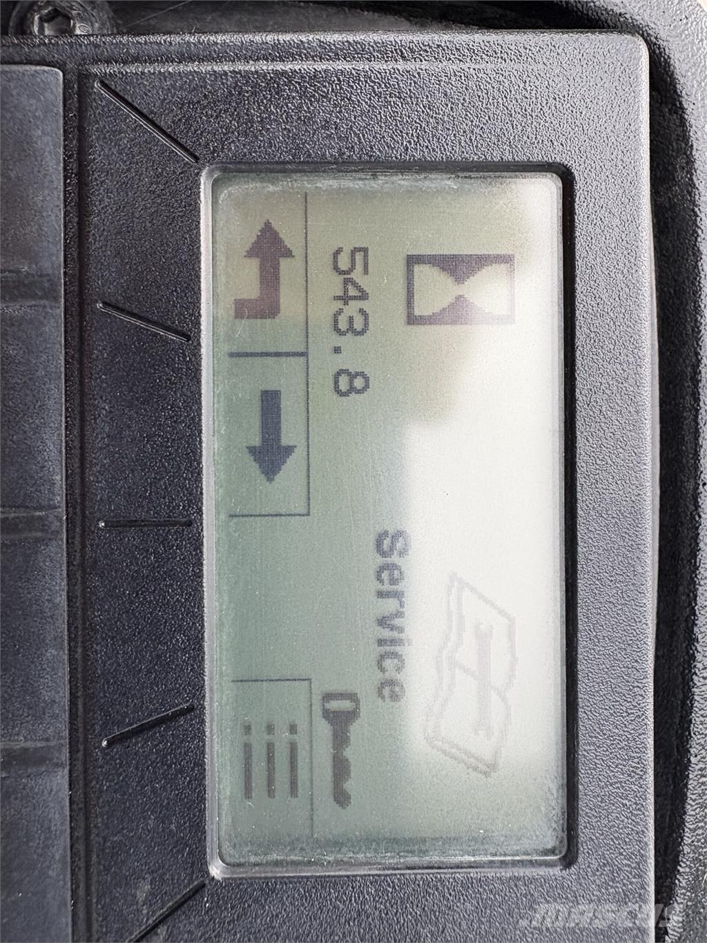 John Deere 7700A جز العشب خلف الكهف