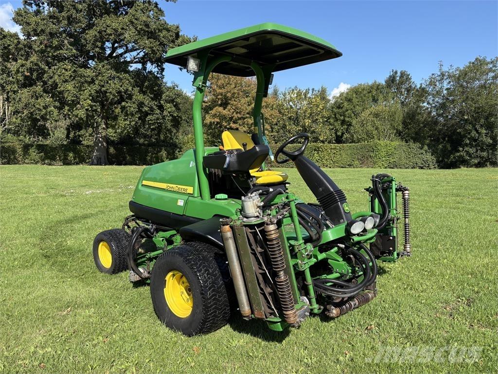 John Deere 7700A جز العشب خلف الكهف