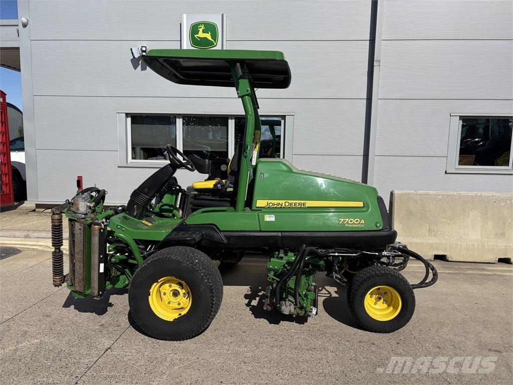 John Deere 7700A جز العشب خلف الكهف
