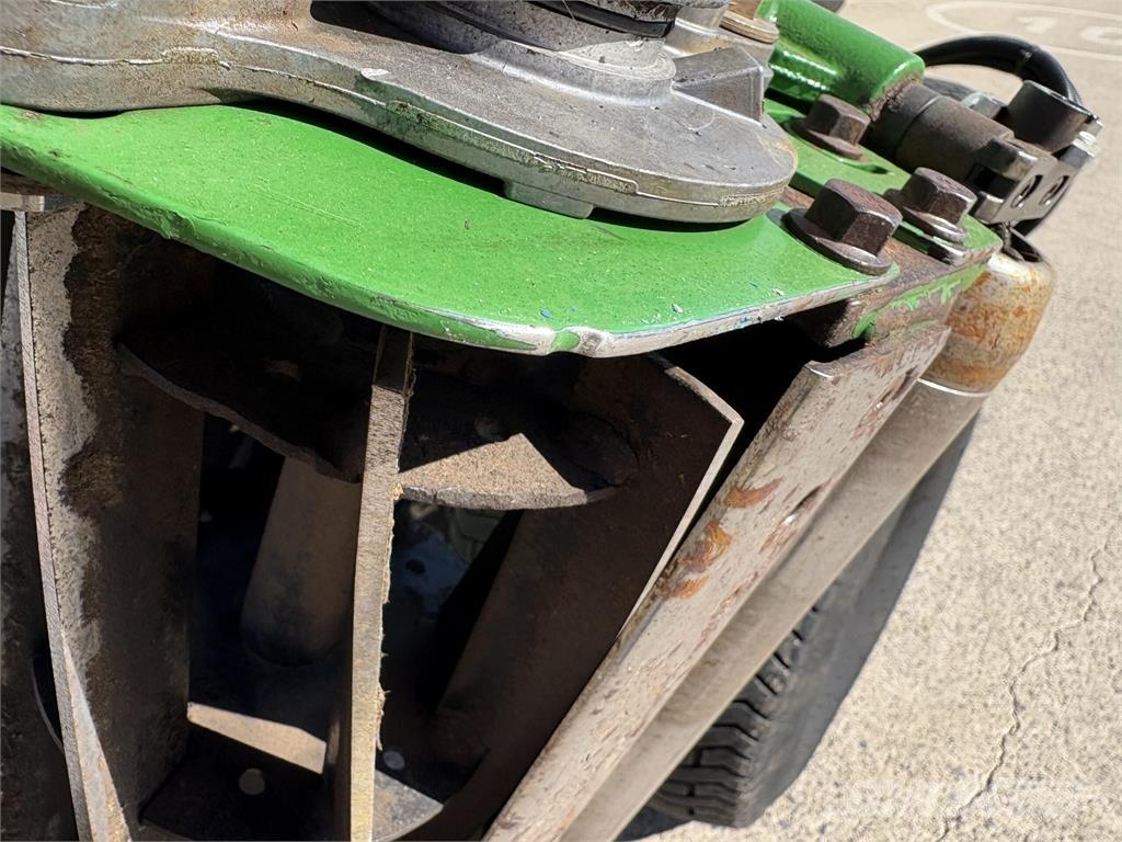John Deere 7700A جز العشب خلف الكهف