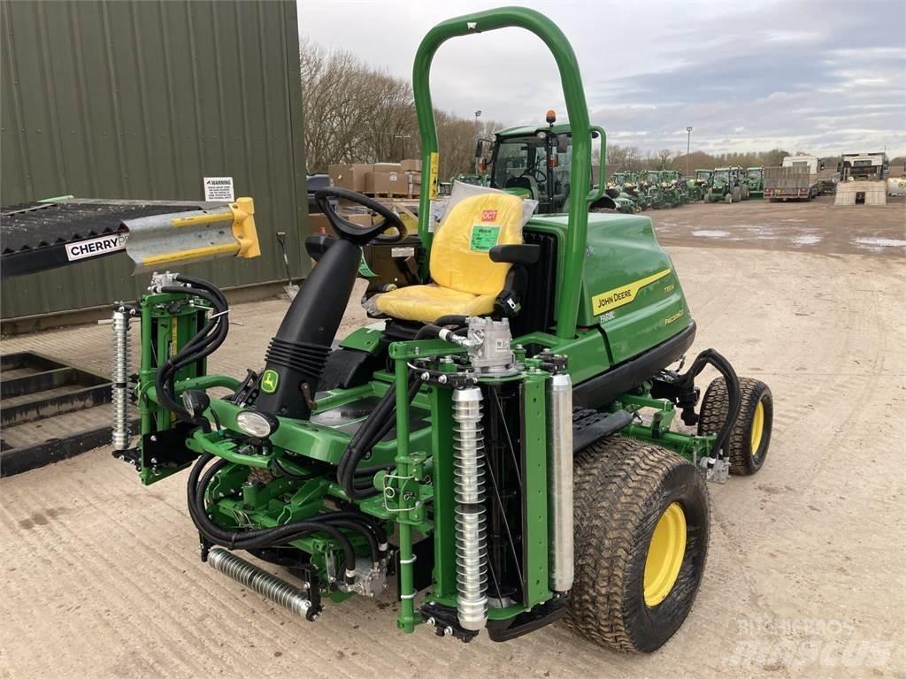 John Deere 7700A جز العشب خلف الكهف