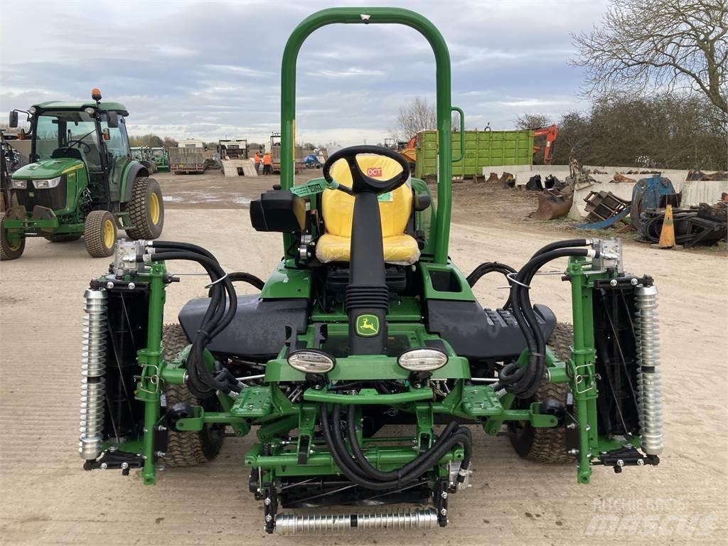 John Deere 7700A جز العشب خلف الكهف