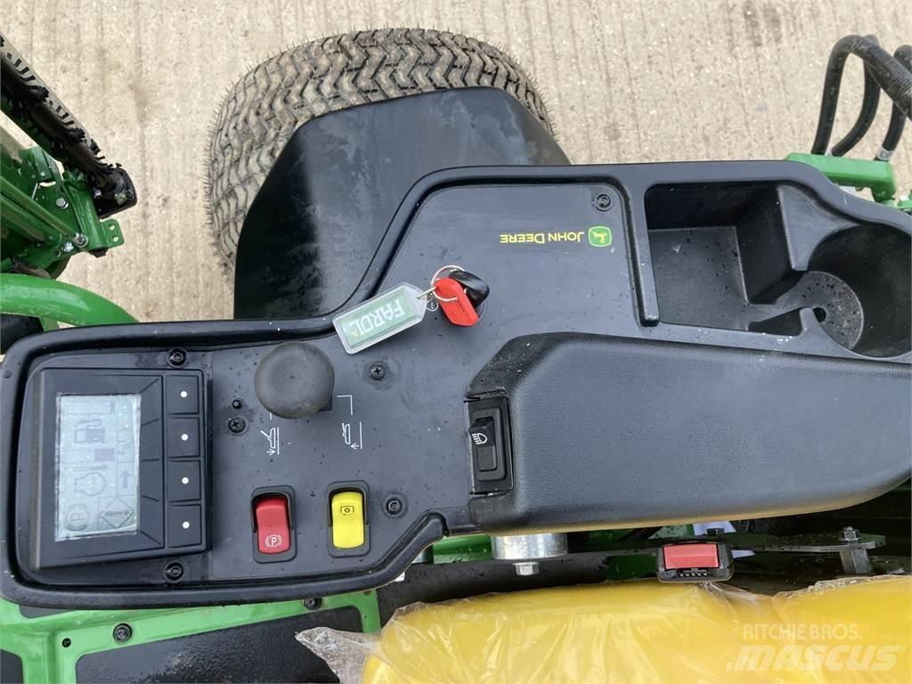 John Deere 7700A جز العشب خلف الكهف