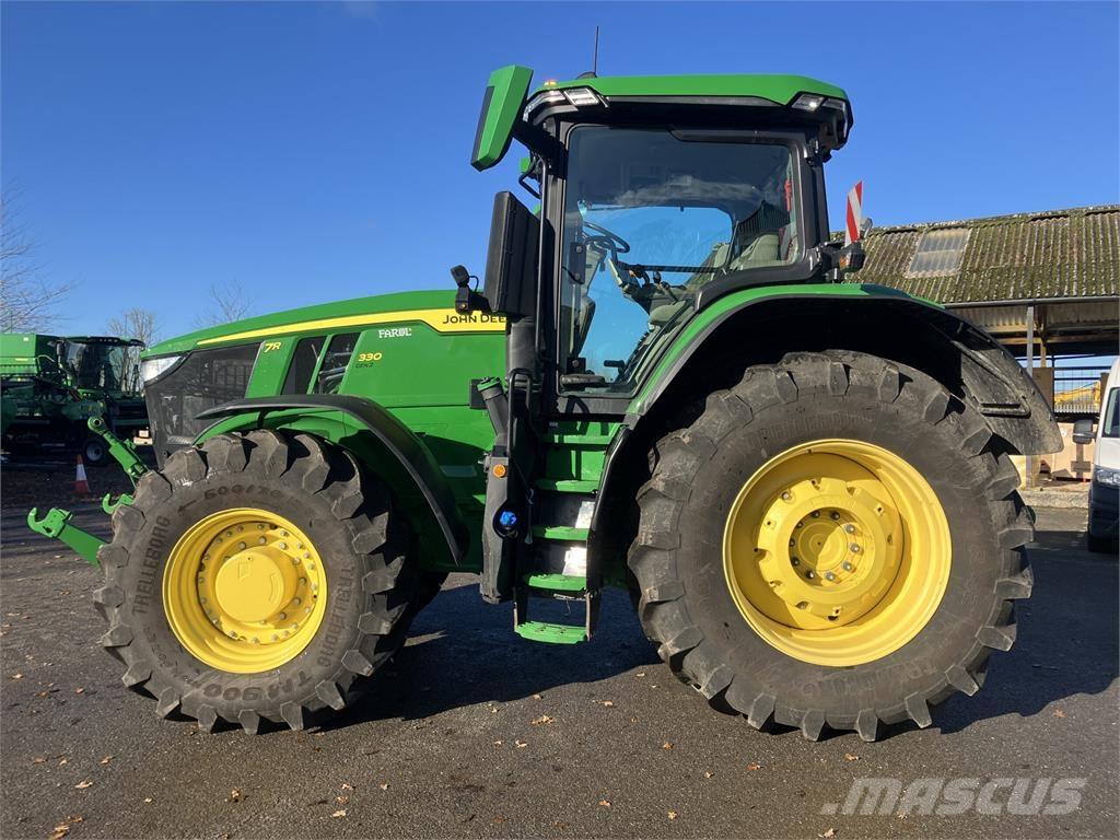 John Deere 7R 330 الجرارات