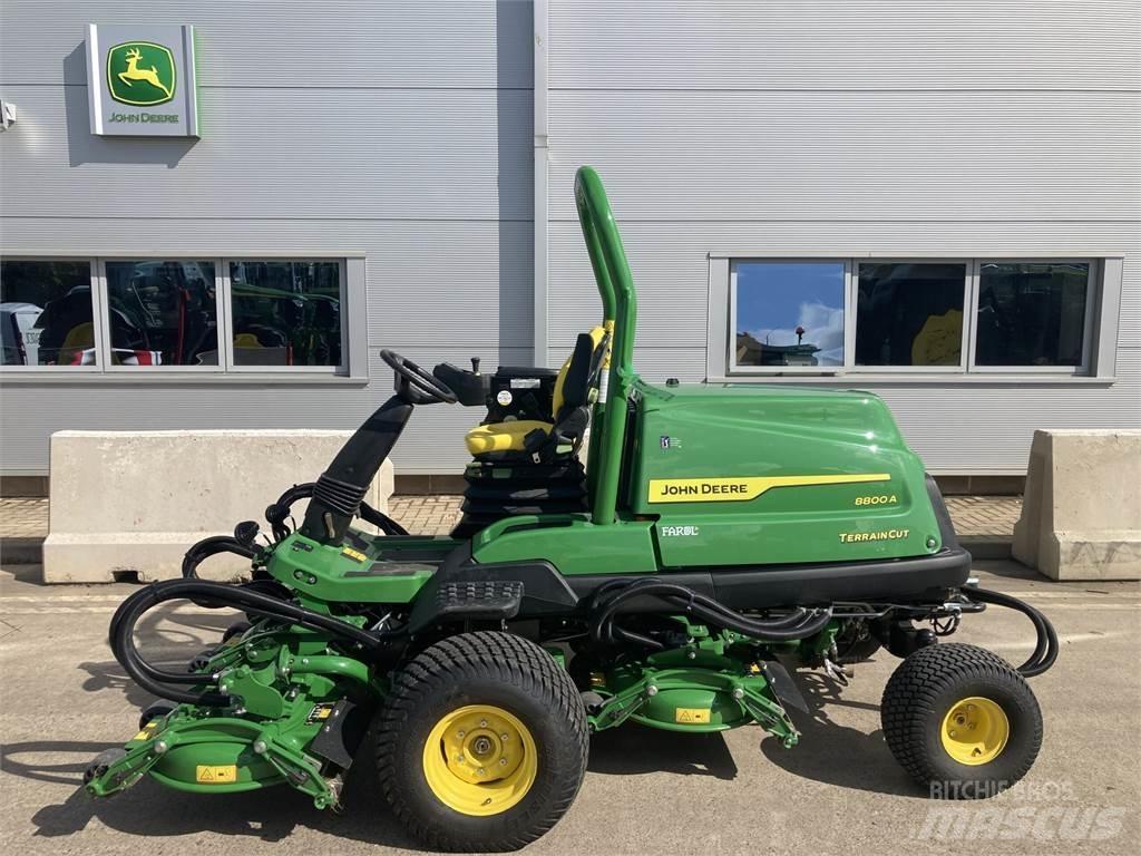 John Deere 8800A جز العشب خلف الكهف