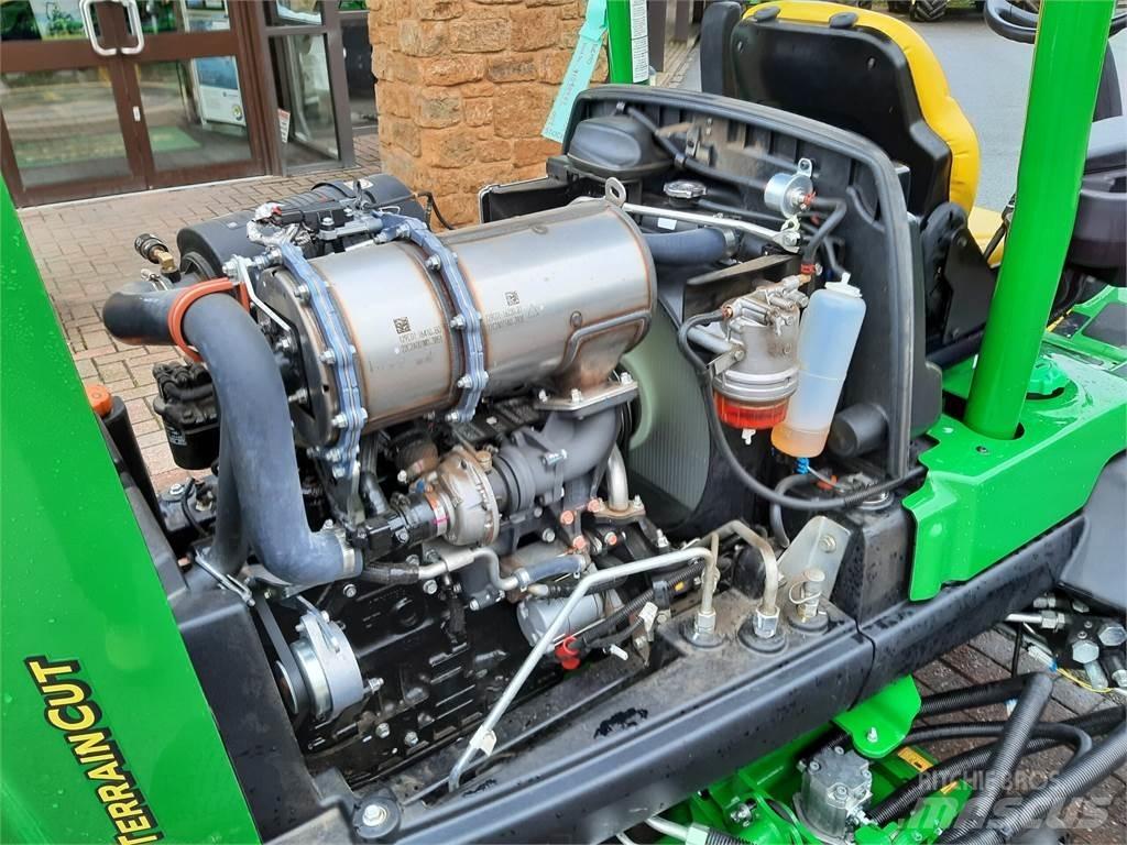 John Deere 8800A جز العشب خلف الكهف