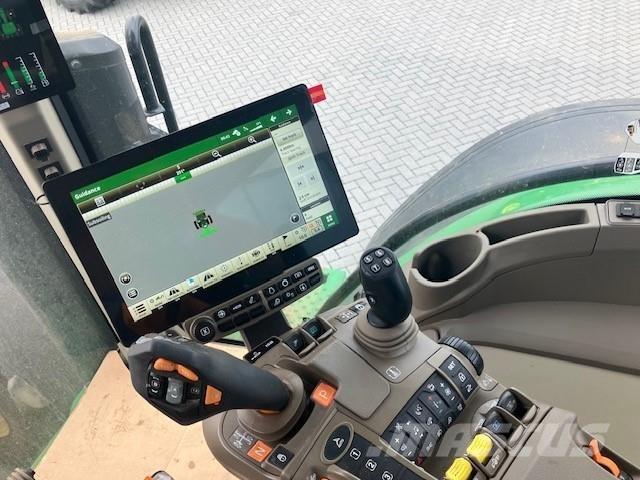 John Deere 8R 370 الجرارات