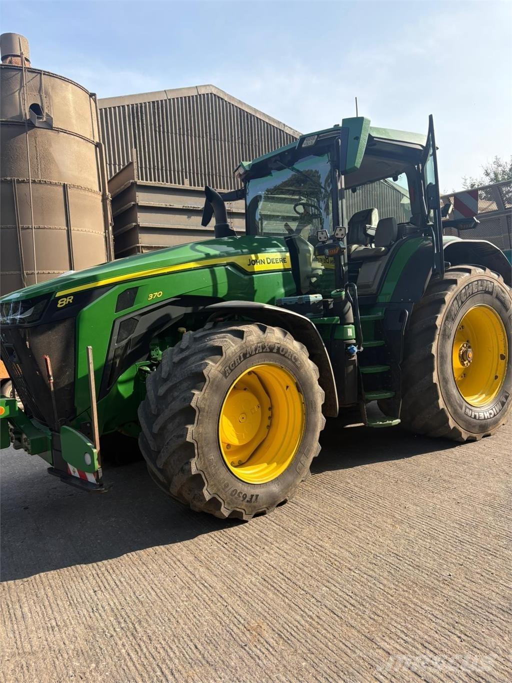 John Deere 8R 370 الجرارات