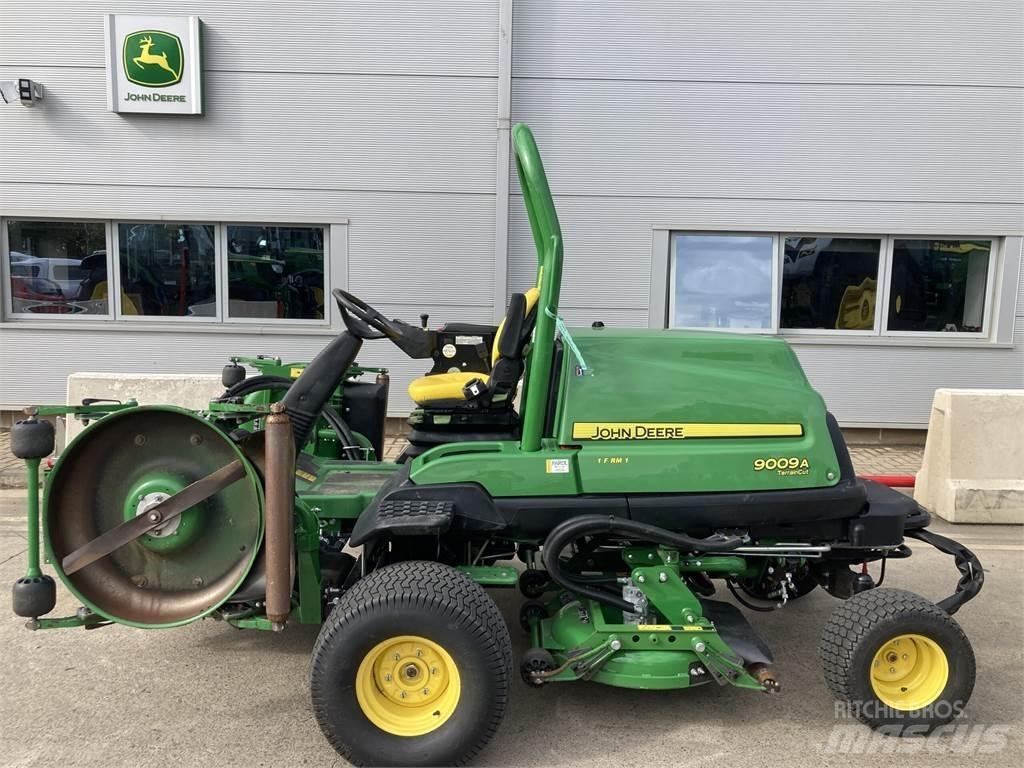 John Deere 9009A جز العشب خلف الكهف