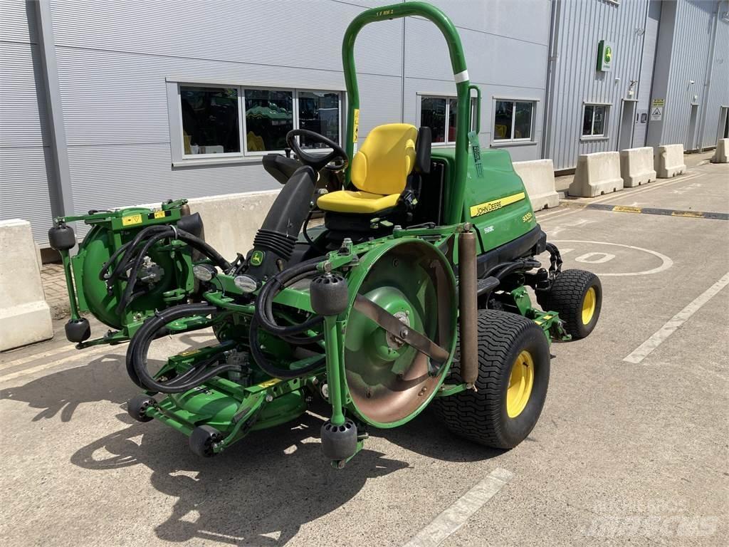 John Deere 9009A جز العشب خلف الكهف