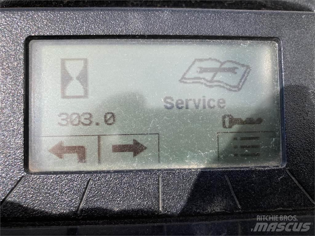 John Deere 9009A جز العشب خلف الكهف