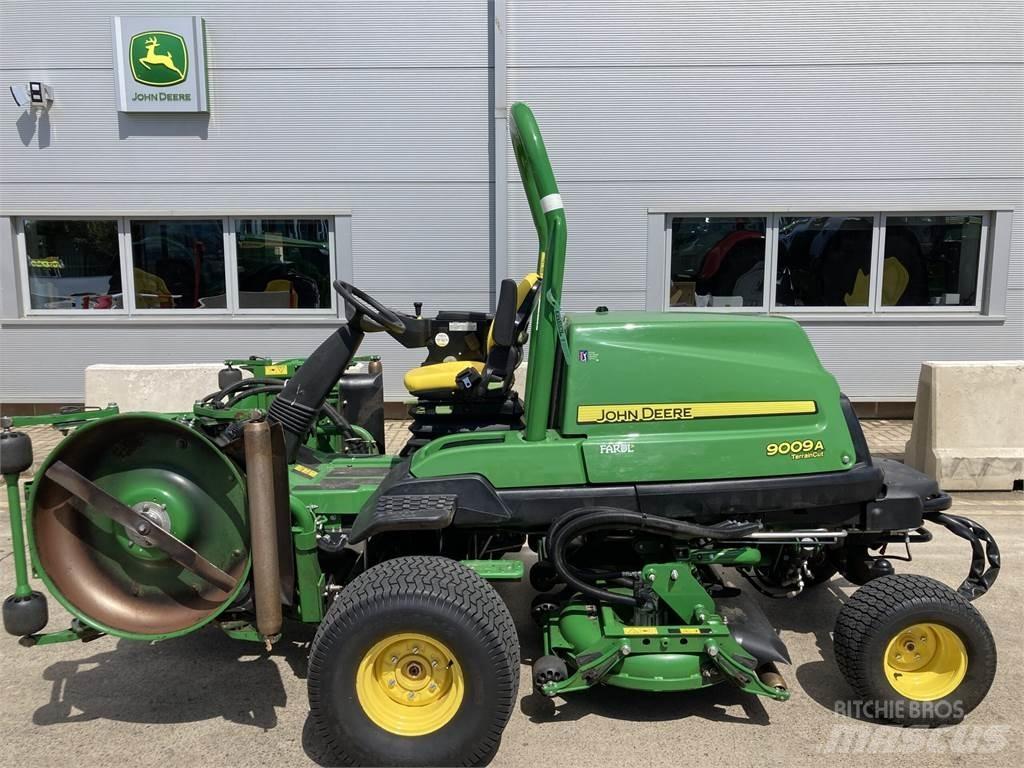John Deere 9009A جز العشب خلف الكهف