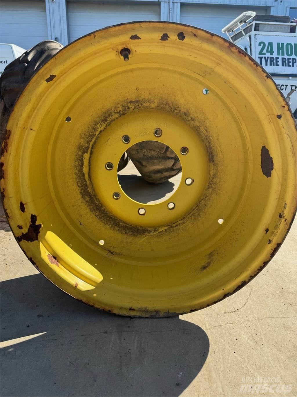 John Deere Example الإطارات والعجلات والحافات