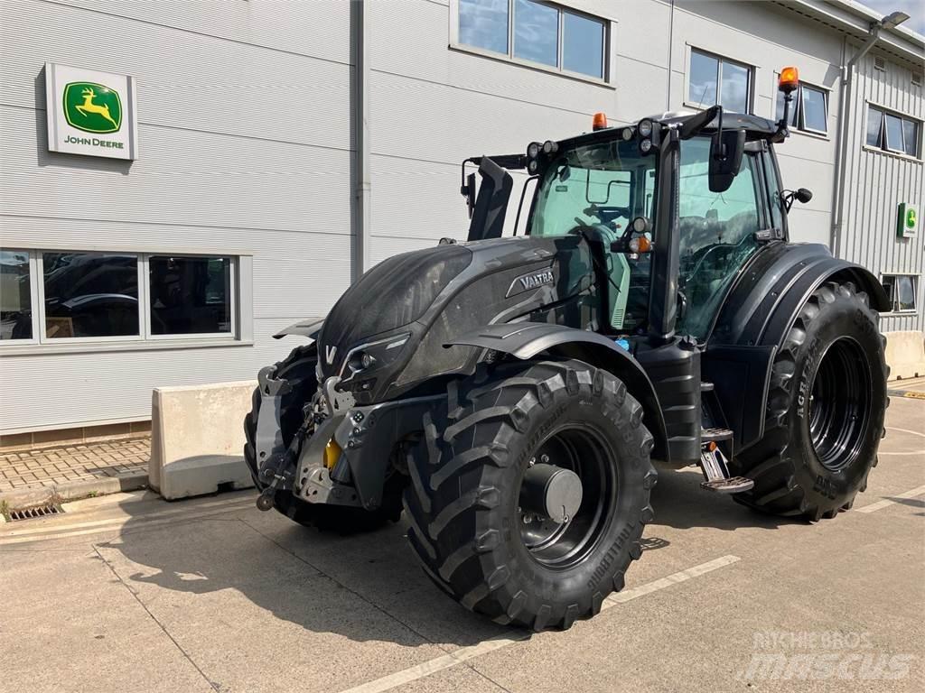 Valtra T234 الجرارات