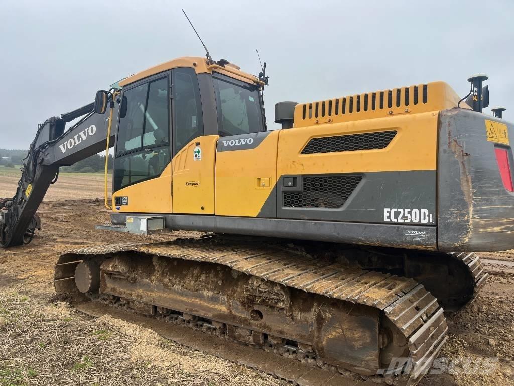 Volvo EC 250 D حفارات زحافة