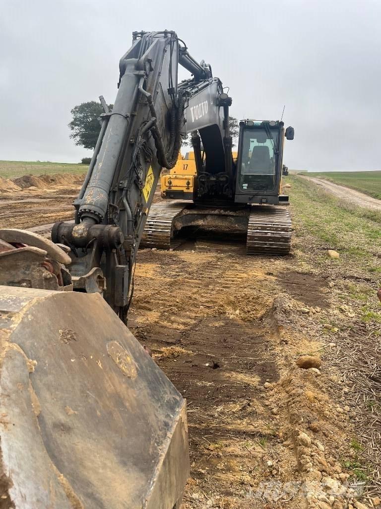 Volvo EC 250 D حفارات زحافة