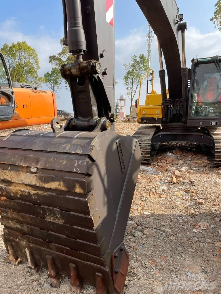 Volvo 220D حفارات زحافة