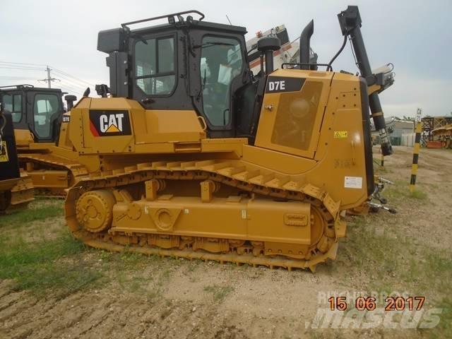 CAT D7E بلدوزرات مجنزرة