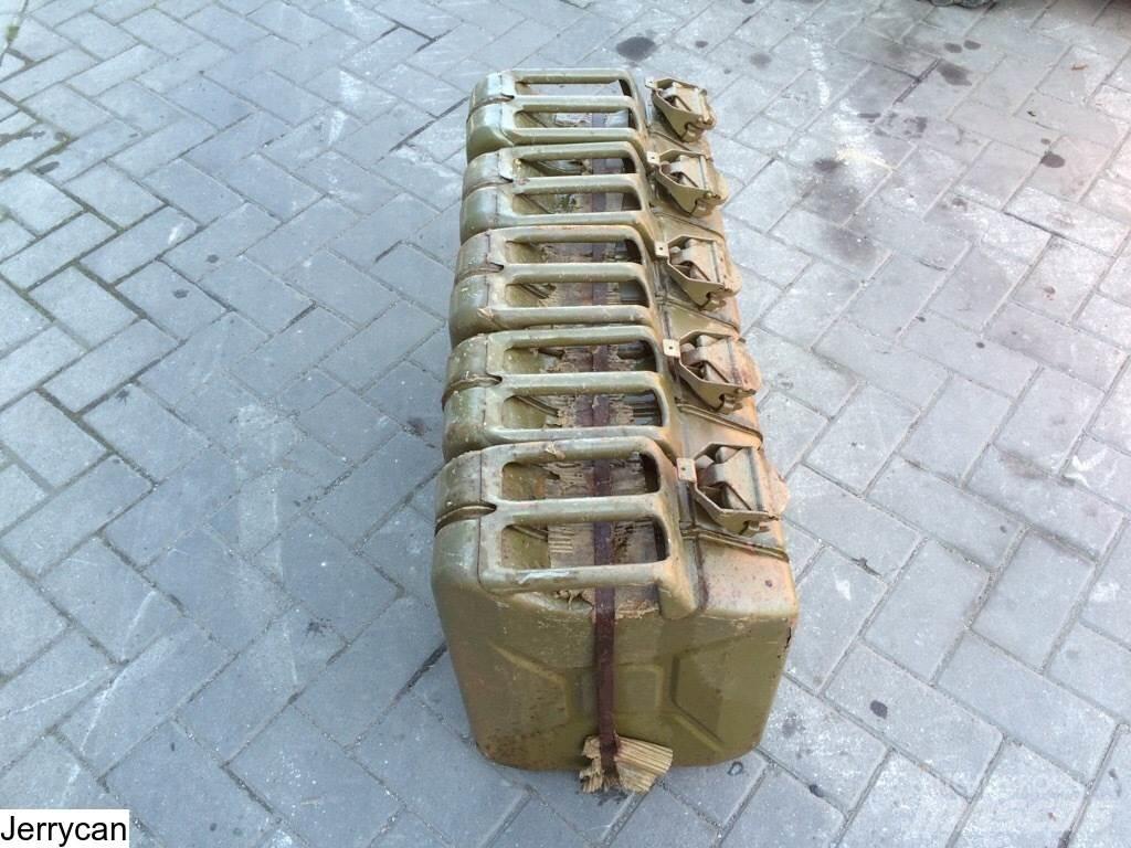  Jerrycan حاويات الخزان