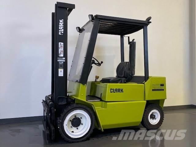 Clark DPM30N شاحنات الديزل