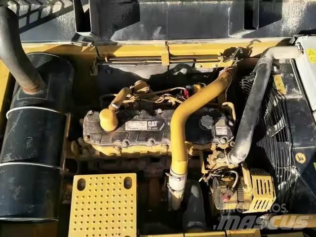 CAT 324 حفارات زحافة