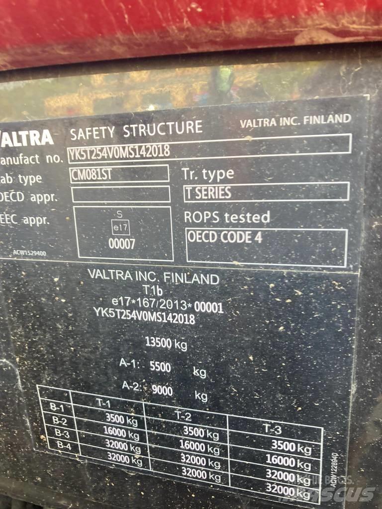 Valtra T 254 V الجرارات