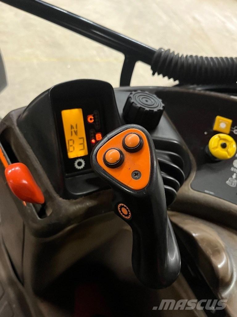 New Holland M 115 الجرارات