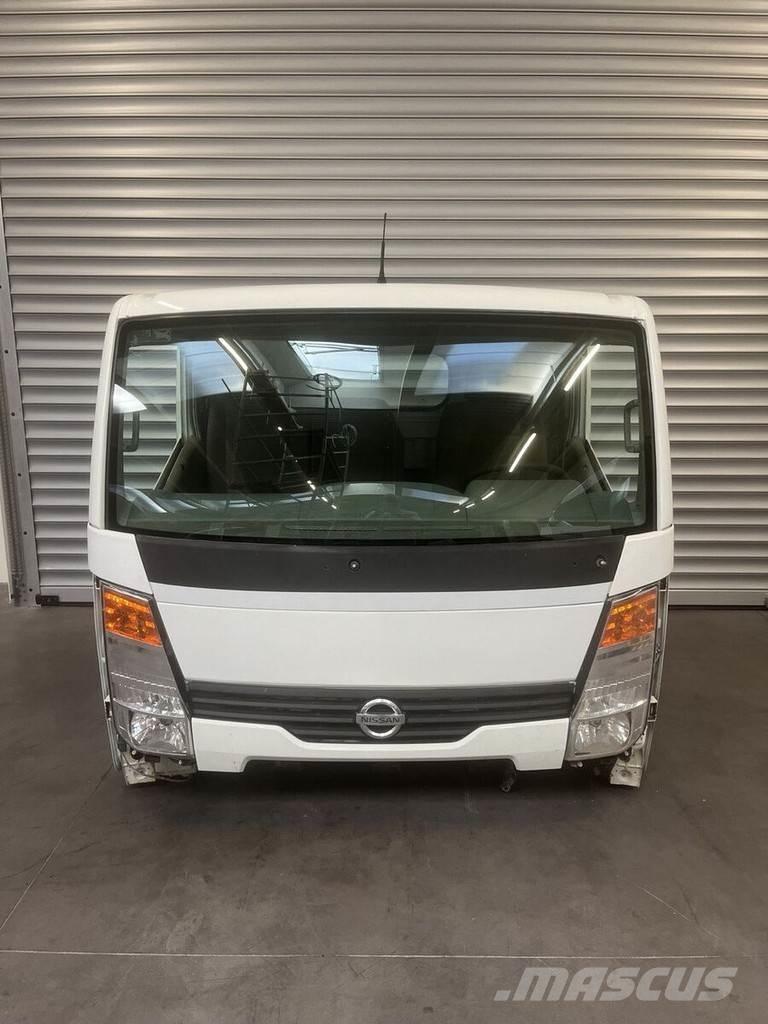 Nissan Cabstar كابينة والداخلية