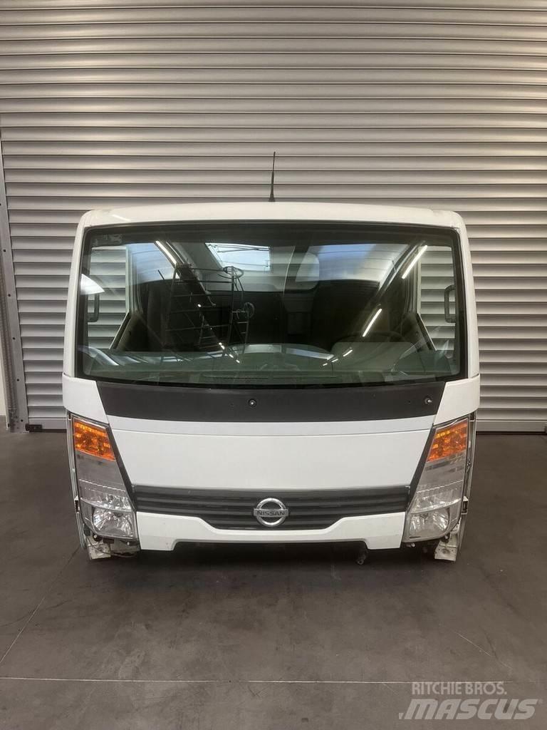 Nissan NT400 كابينة والداخلية