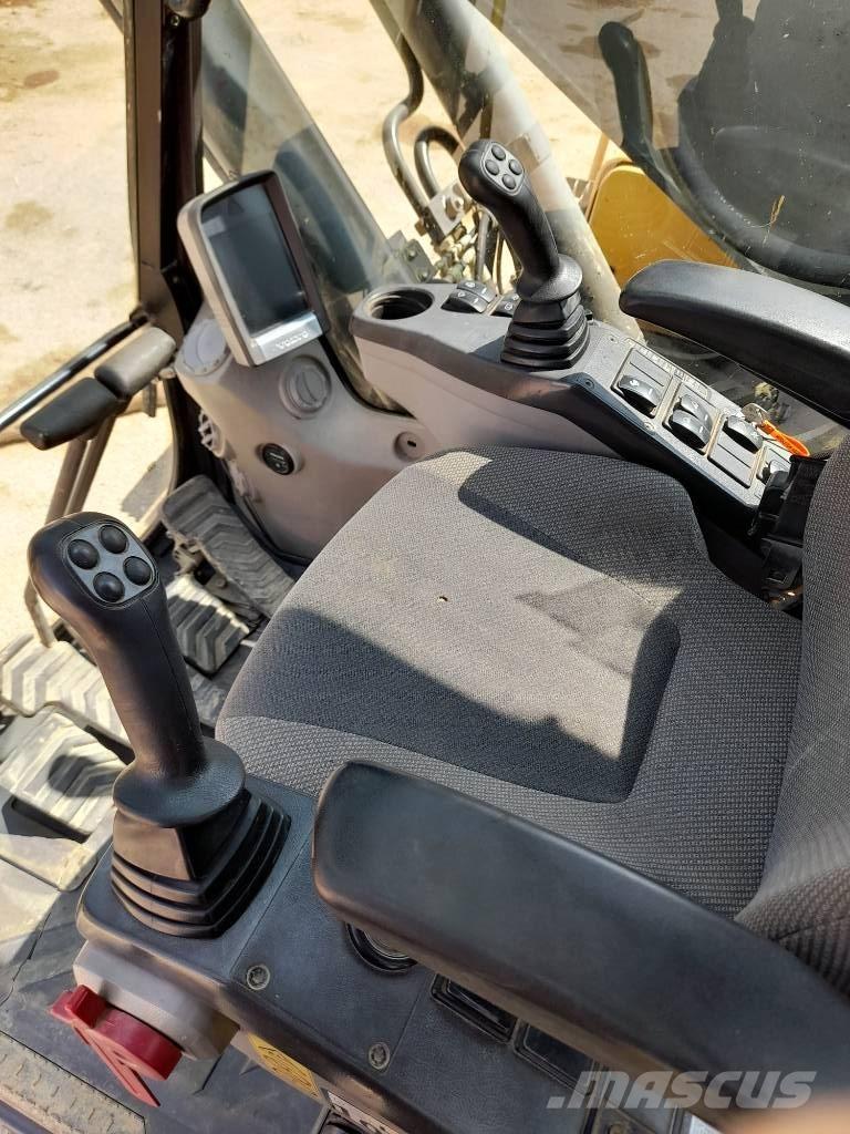 Volvo EC 250 D L حفارات زحافة