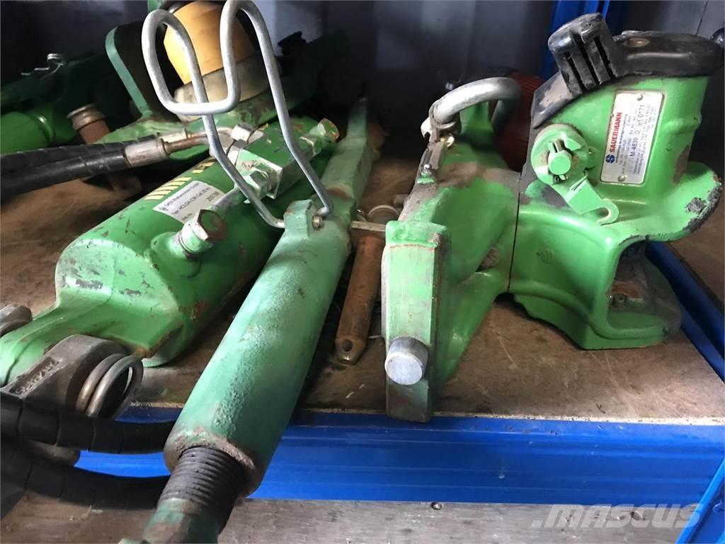 John Deere 6215R الجرارات