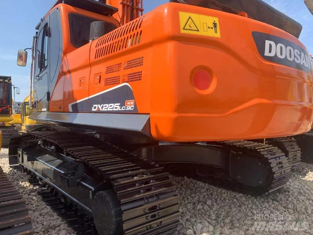 Doosan DX 225 حفارات زحافة