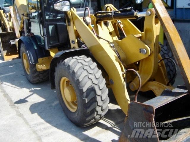 CAT 906 M لوادر بعجل