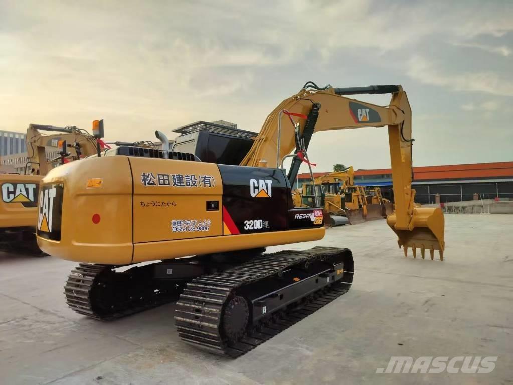 CAT 320 D2 حفارات زحافة