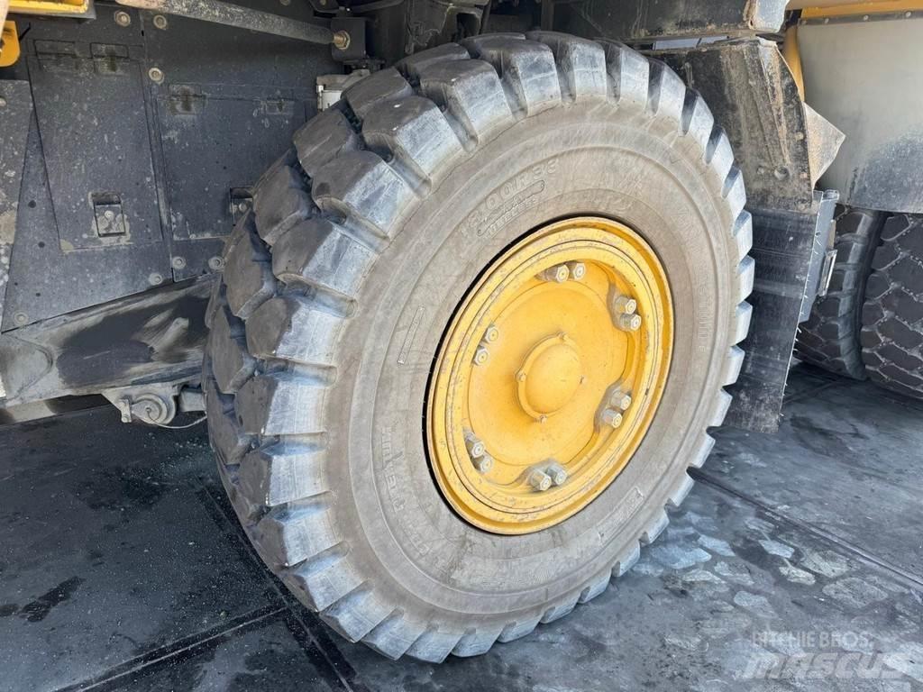 Komatsu HD405-7 عربات نقل قلابة للمواقع