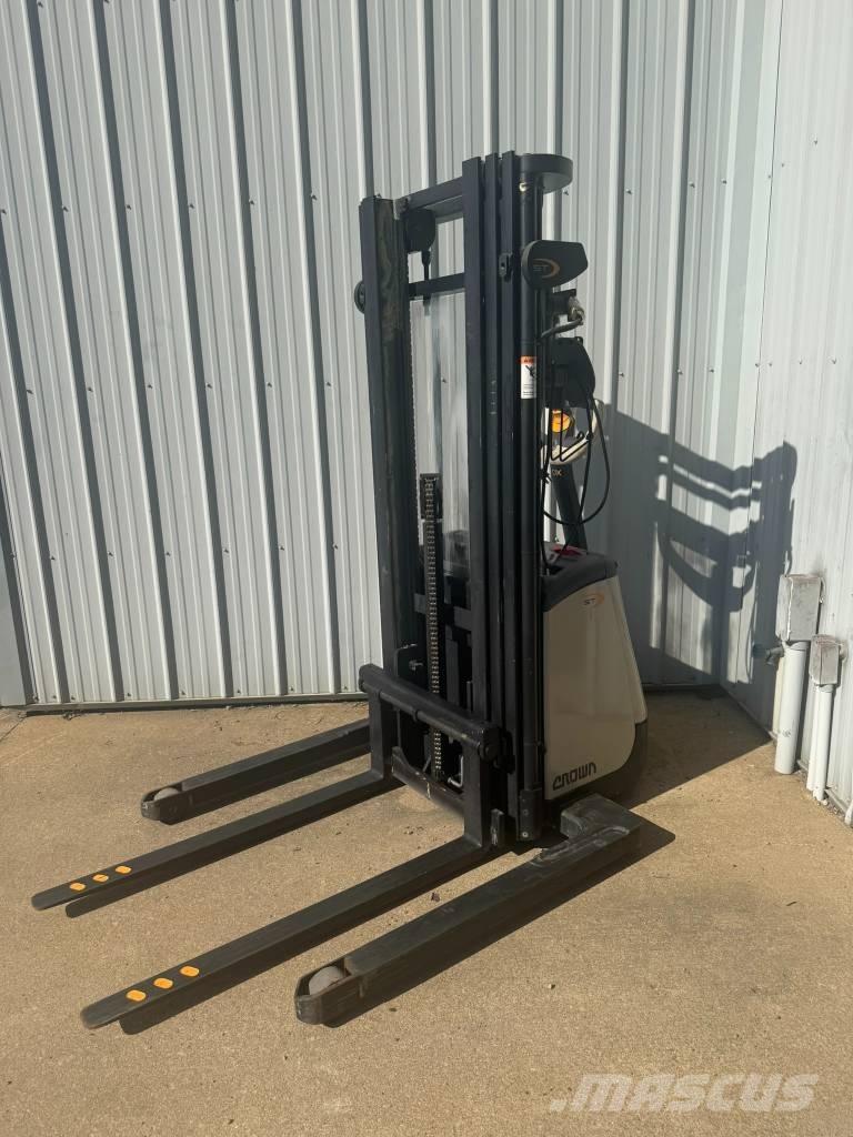 Crown ST3000-25 شاحنات ذات رافعات شوكية تعمل بالكهرباء