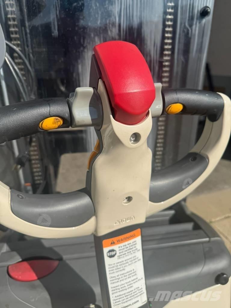 Crown ST3000-25 شاحنات ذات رافعات شوكية تعمل بالكهرباء