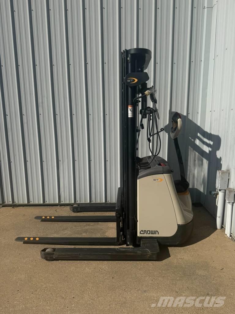 Crown ST3000-25 شاحنات ذات رافعات شوكية تعمل بالكهرباء