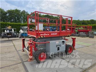 SkyJack SJ 6832 RT رافعات مقصية الشكل